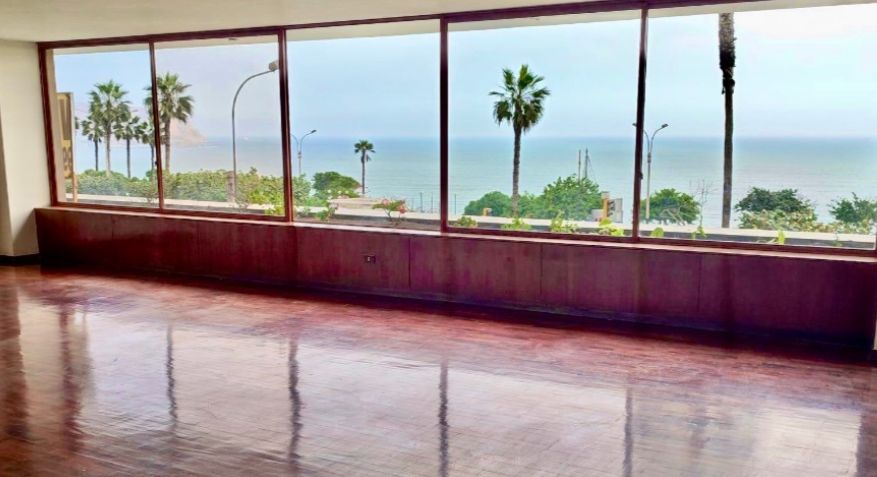 Amplia departamento en venta hermosa vista al mar Malecón Cisneros